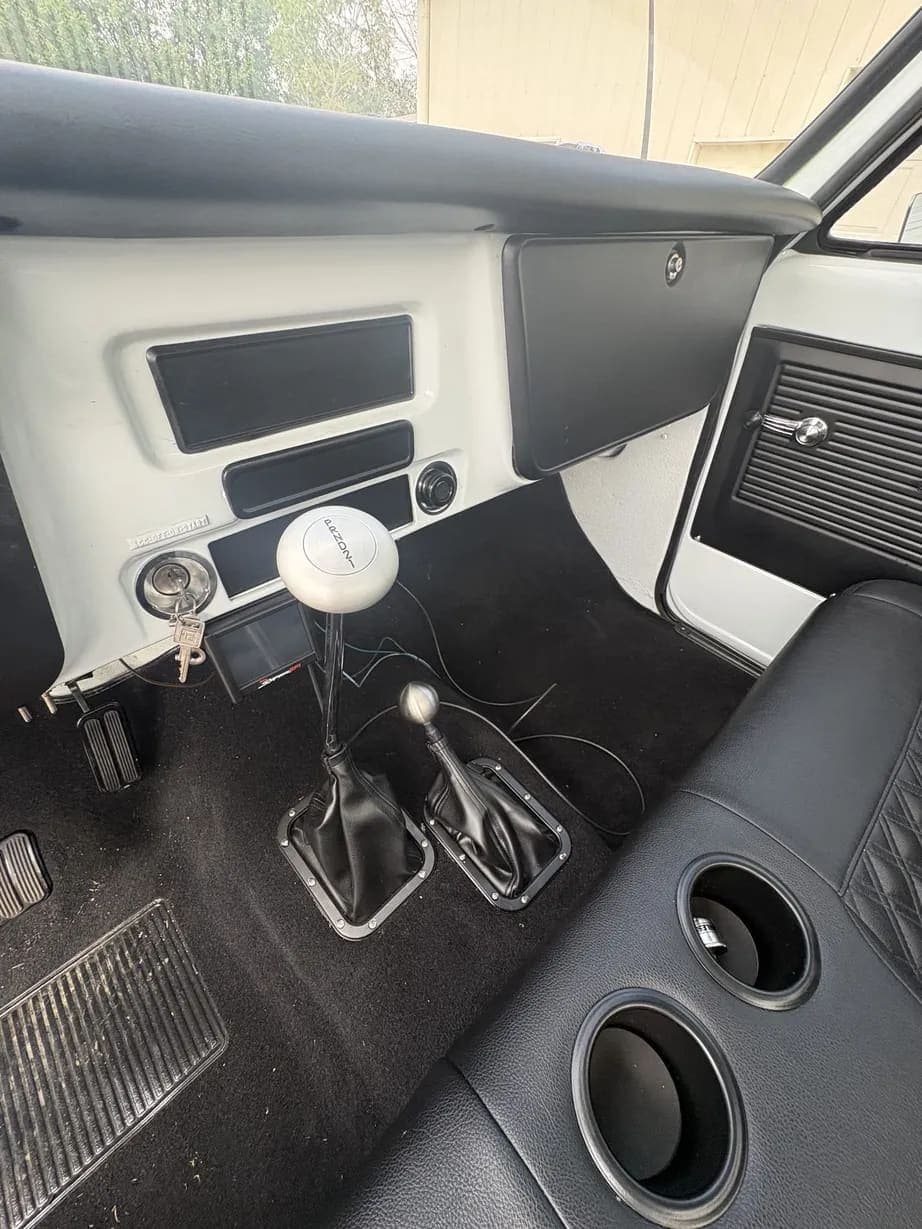 1970 GMC K2500, view